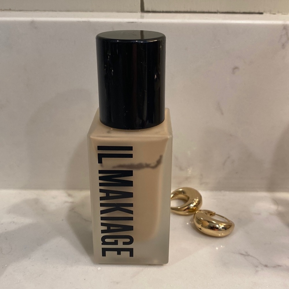 IL Makiage woke up like this foundation